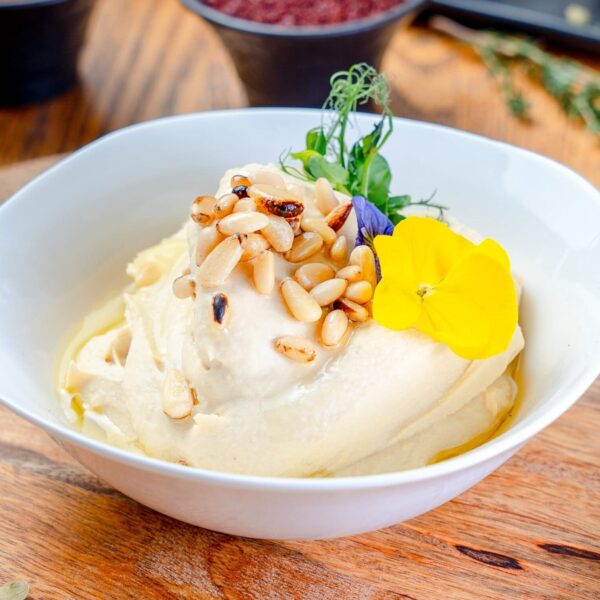 Hummus cu muguri de pin